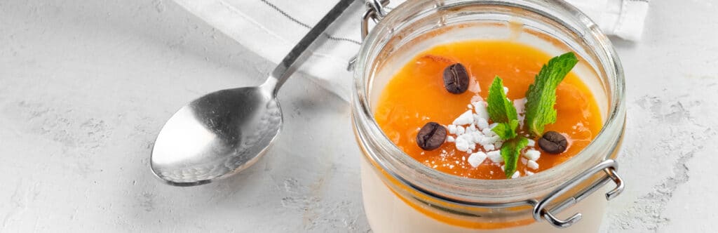 Torta di pesche in bicchiere